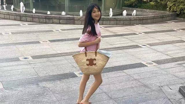 李湘 李湘王岳伦疑似复合？带着女儿现身机场？王诗龄瘦身成功引人瞩目