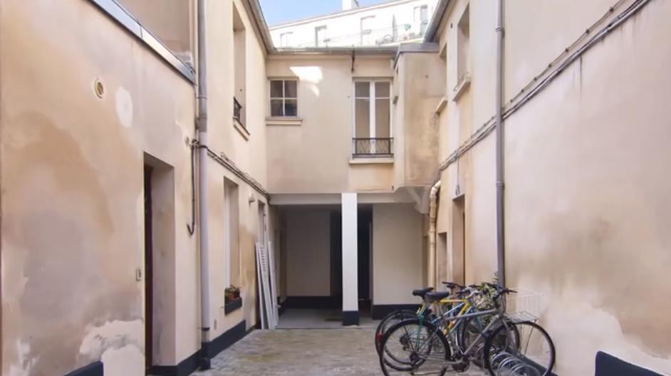 情侣买下24平公寓,改造成超美超温馨的家,邻居看了都羡慕