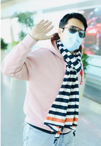 蔡国庆|蔡国庆首次晒全家福,素人妻子十年首露面,长相贤淑身材高大