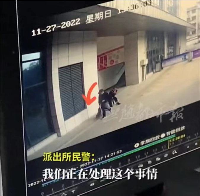 湖北恩施。一女子进入写字楼的公共厕所如厕,不过刚刚蹲下,就察觉外面有些不对劲