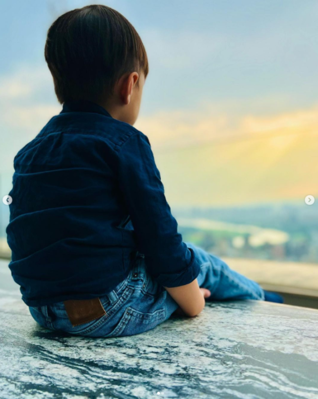 周杰伦|周杰伦晒儿子晒太阳照片,4岁罗密欧小小背影酷,被爸爸夸是阳光男孩