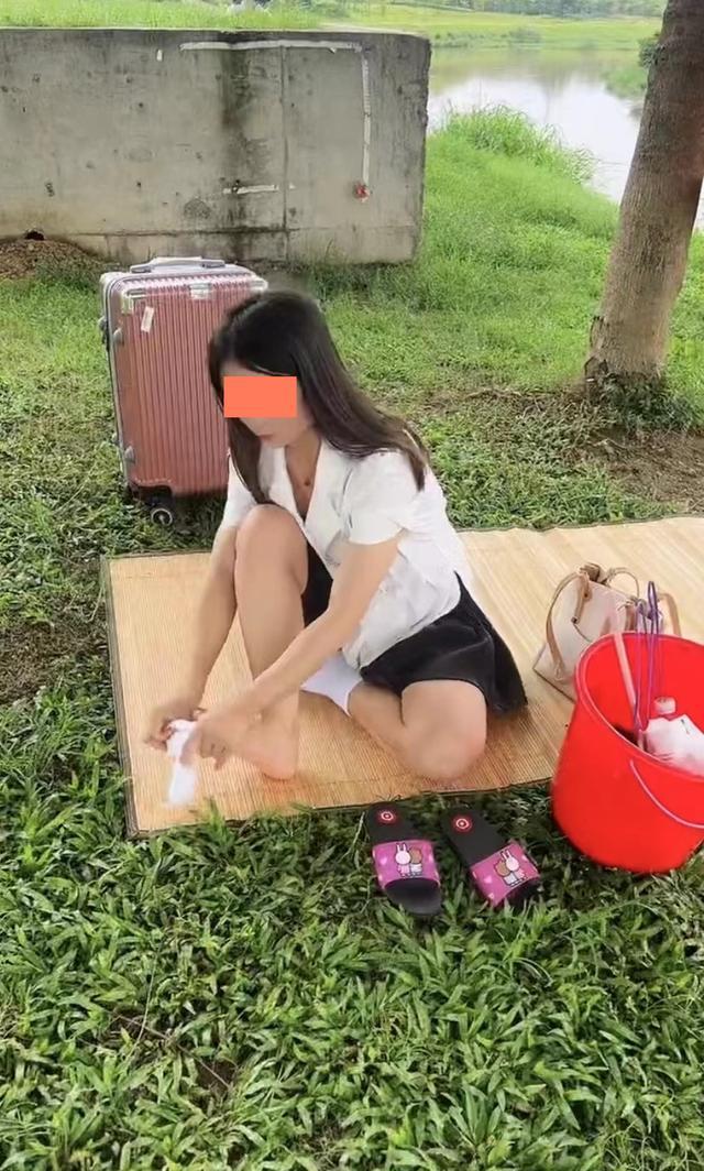 袜子|一女子找不到工作,身无分文的她居住在河边,穿的袜子有一个大洞