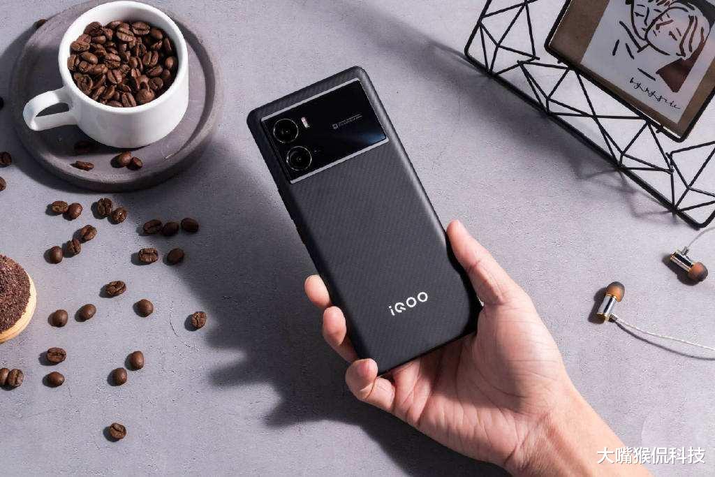 iqoo|不到两个月也降价,骁龙8gen1+512G,还带有120W充电功率