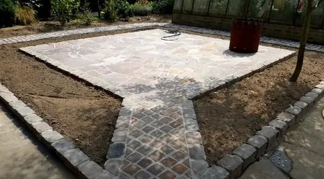 院子别浪费钱铺红砖了，用这种板，不易损坏雨天不打滑，装饰性强！