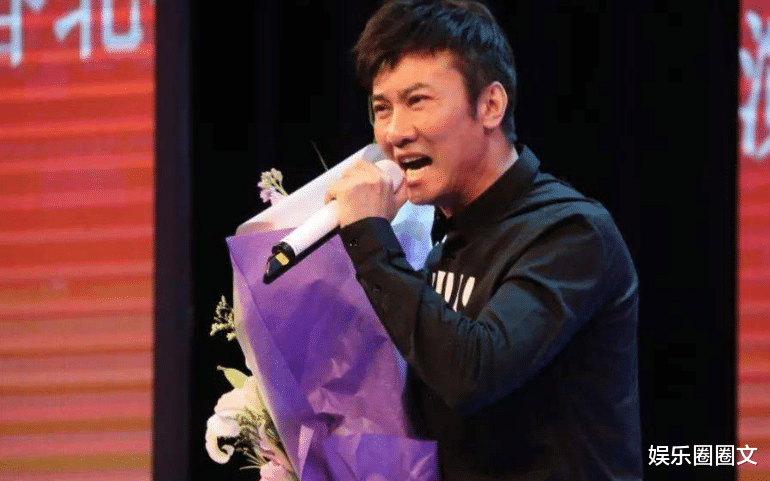 娱乐圈|军旅歌手江涛：穷小子娶富家女，爆红依旧不忘初心，将妻子宠成宝