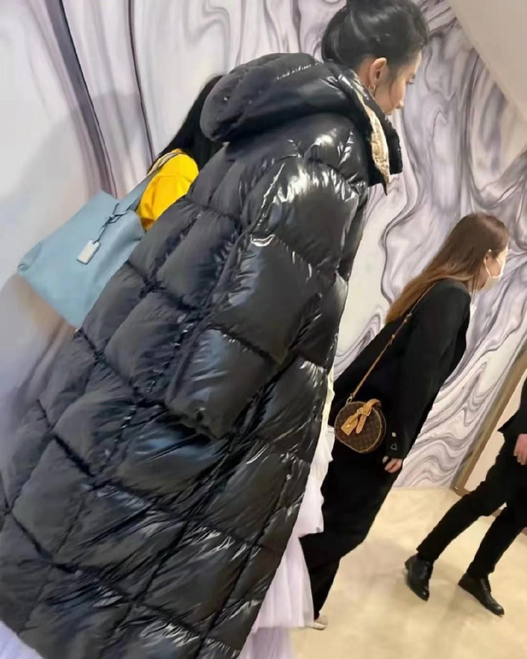 刘亦菲|34岁刘亦菲生图曝光，双下巴明显皮肤白到发光，穿旧棉服好节俭