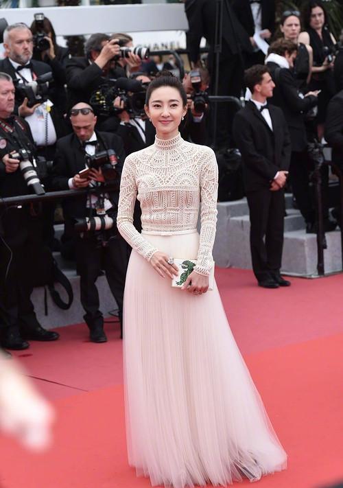 王丽坤|37岁王丽坤分享夏日照,穿着时尚逛菜市场,被赞接地气