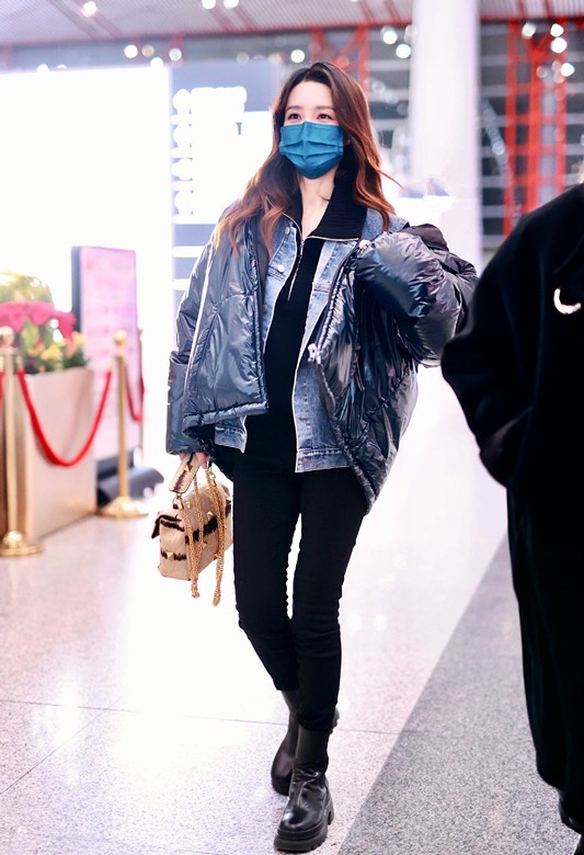 李沁|李沁认真过冬也很美，亮面羽绒服叠穿牛仔马甲，遮肉显瘦好潮流