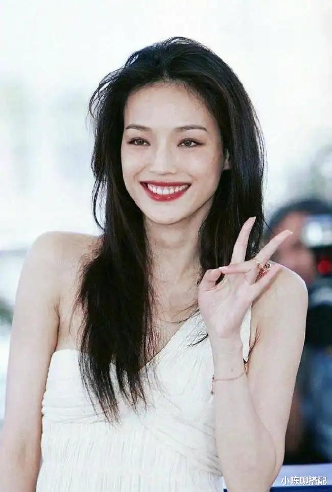 殷桃|殷桃的痣、梅婷的黑眼圈，坚持不整容的女星，这几位我真的服气