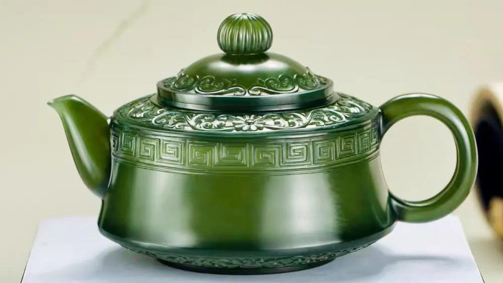 |古色古香的气韵之作！和田玉青玉缠枝纹薄胎井栏壶！