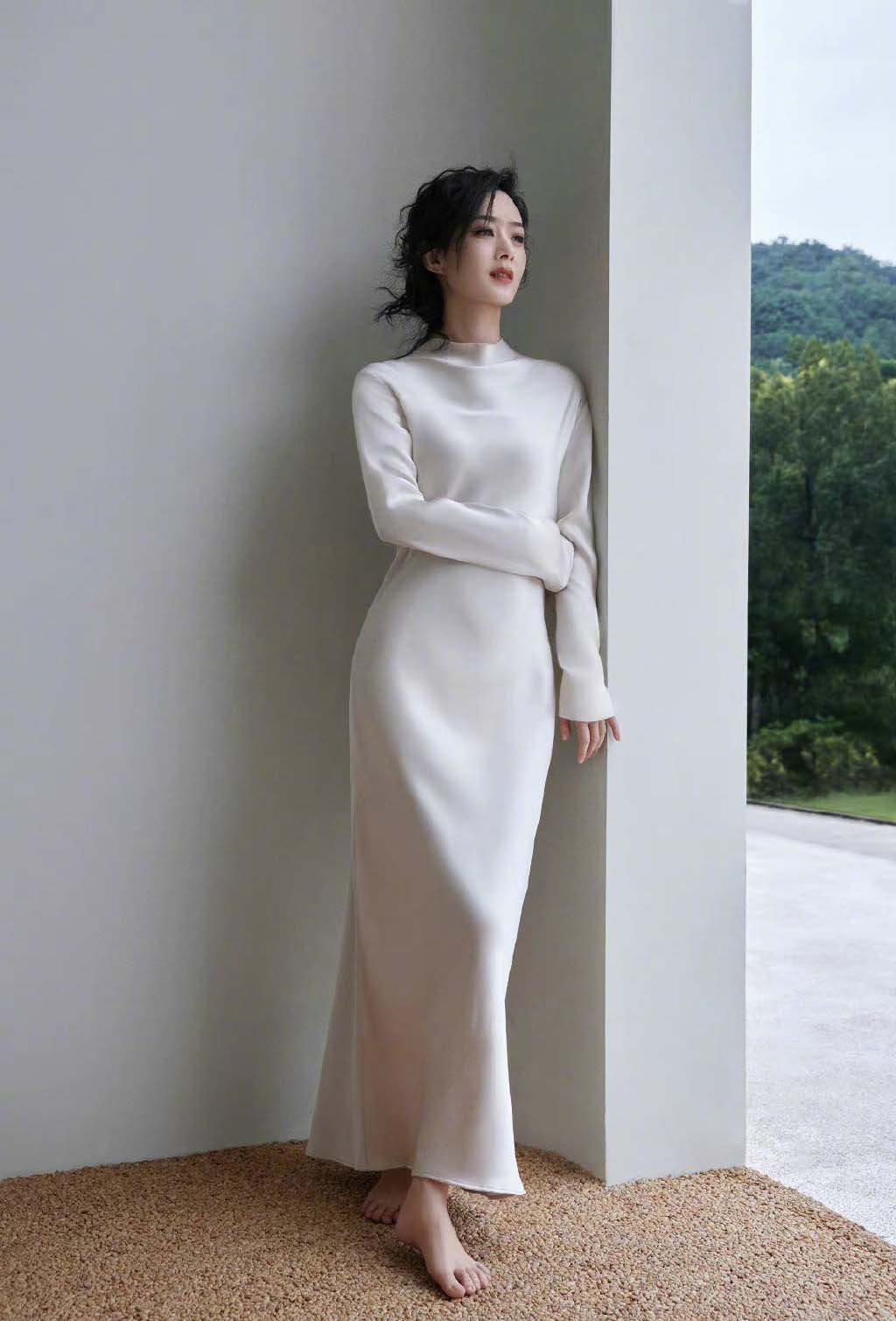 赵丽颖|温柔治愈!赵丽颖登杂志封面美照曝光,赤脚躺在阳台上过于撩人