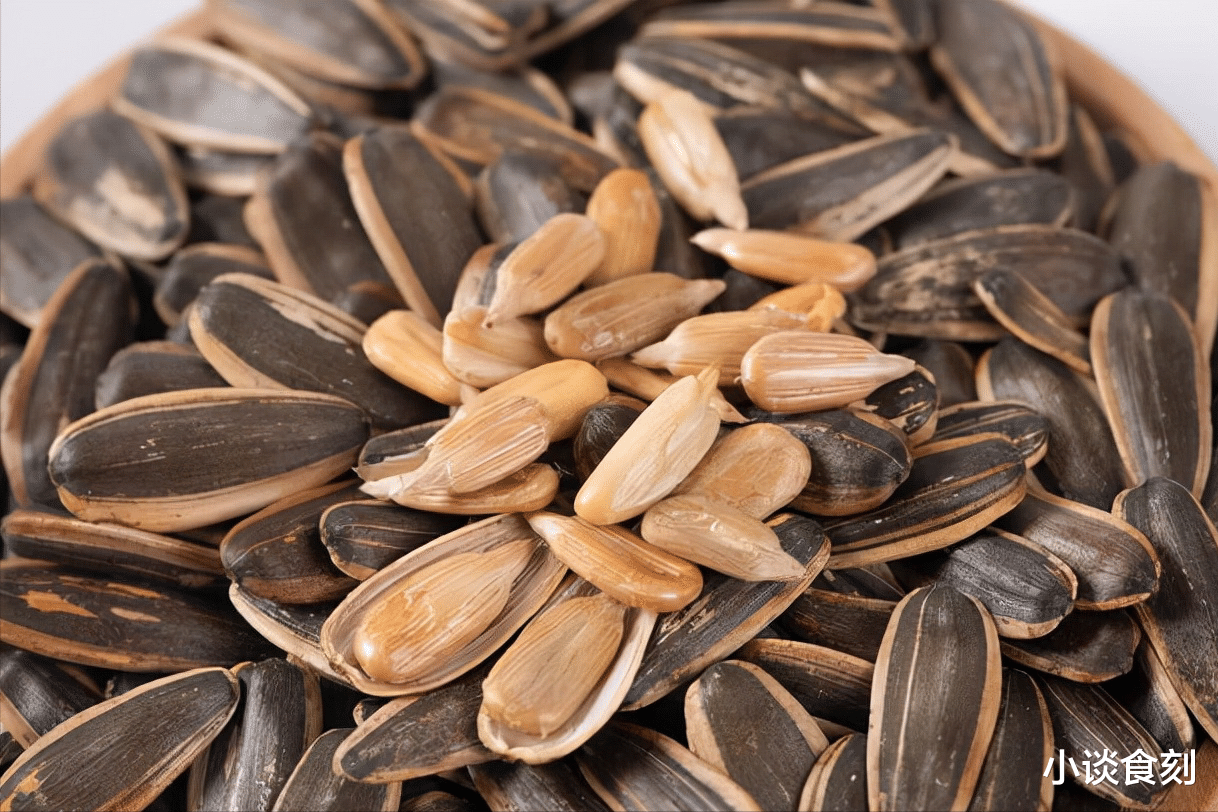 买瓜子时,“白壳”和“黑壳”区别很大,弄明白再买心里更有底