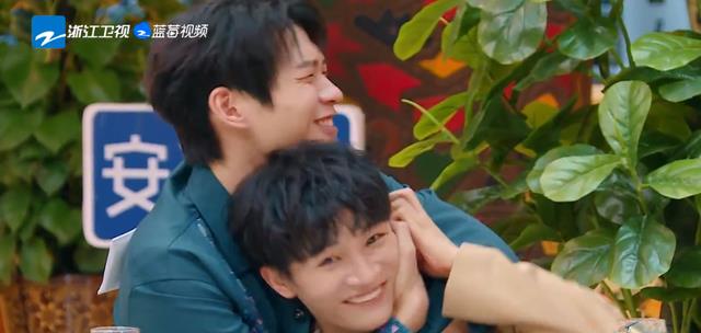 周深|奔跑吧周深重启丝绸之路,全程开挂学跳新疆舞,金句再创收视巅峰