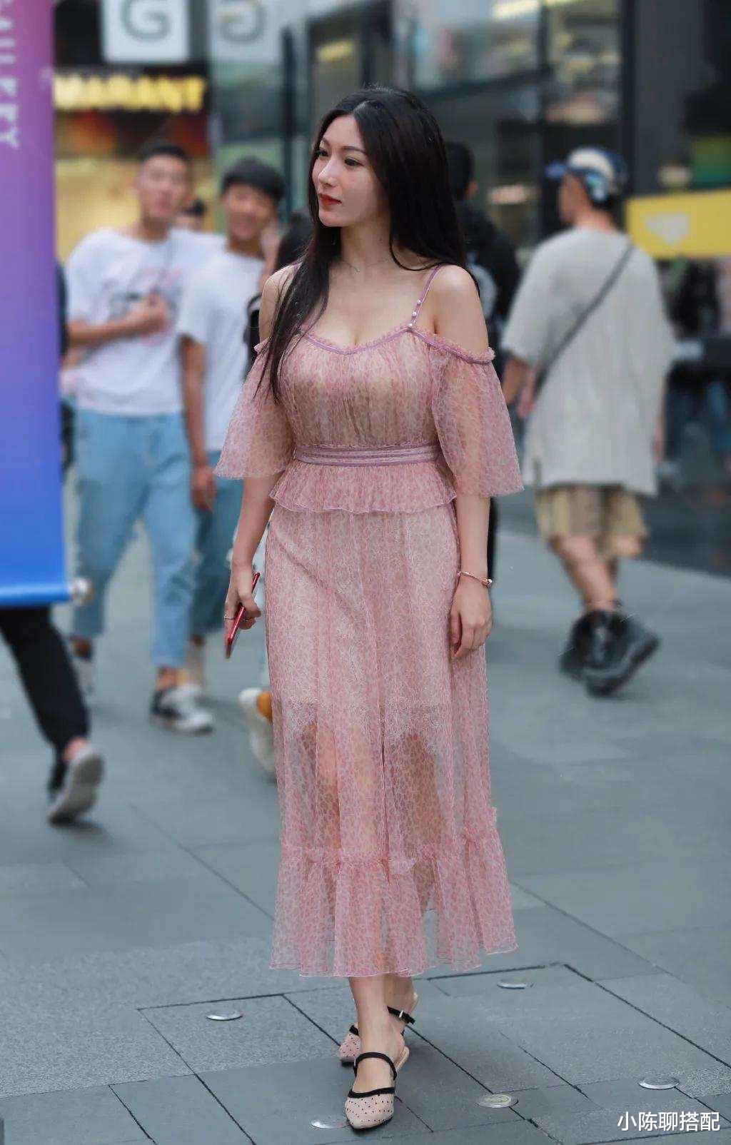 肩厚胸大腰圆，怎么选裙装？3个穿搭技巧，不止好看还显瘦