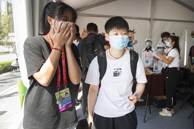 孙颖莎|孙颖莎终于回家与父母团聚，一家3口全家福曝光，与妈妈神似姐妹