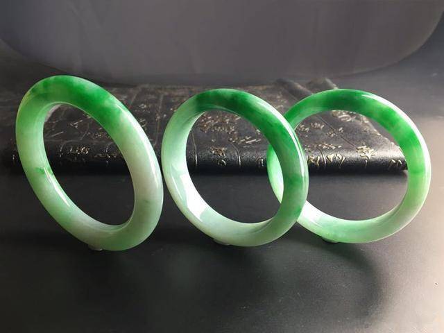 翡翠手镯|亮瞎眼！赌石中的“法拉利”，一刀切出7只翡翠手镯！