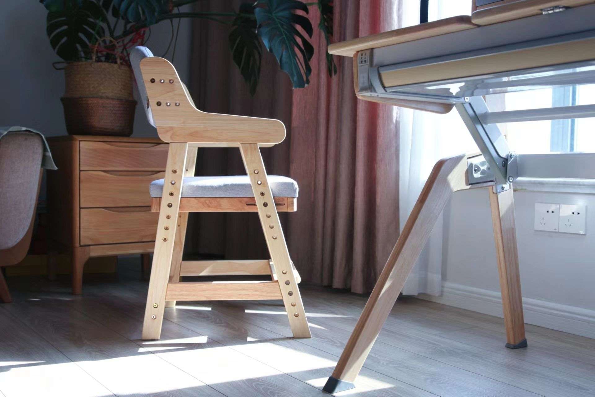 真实木，颜值高又环保，一款陪伴孩子学习的斯芬达小鹿学习桌椅