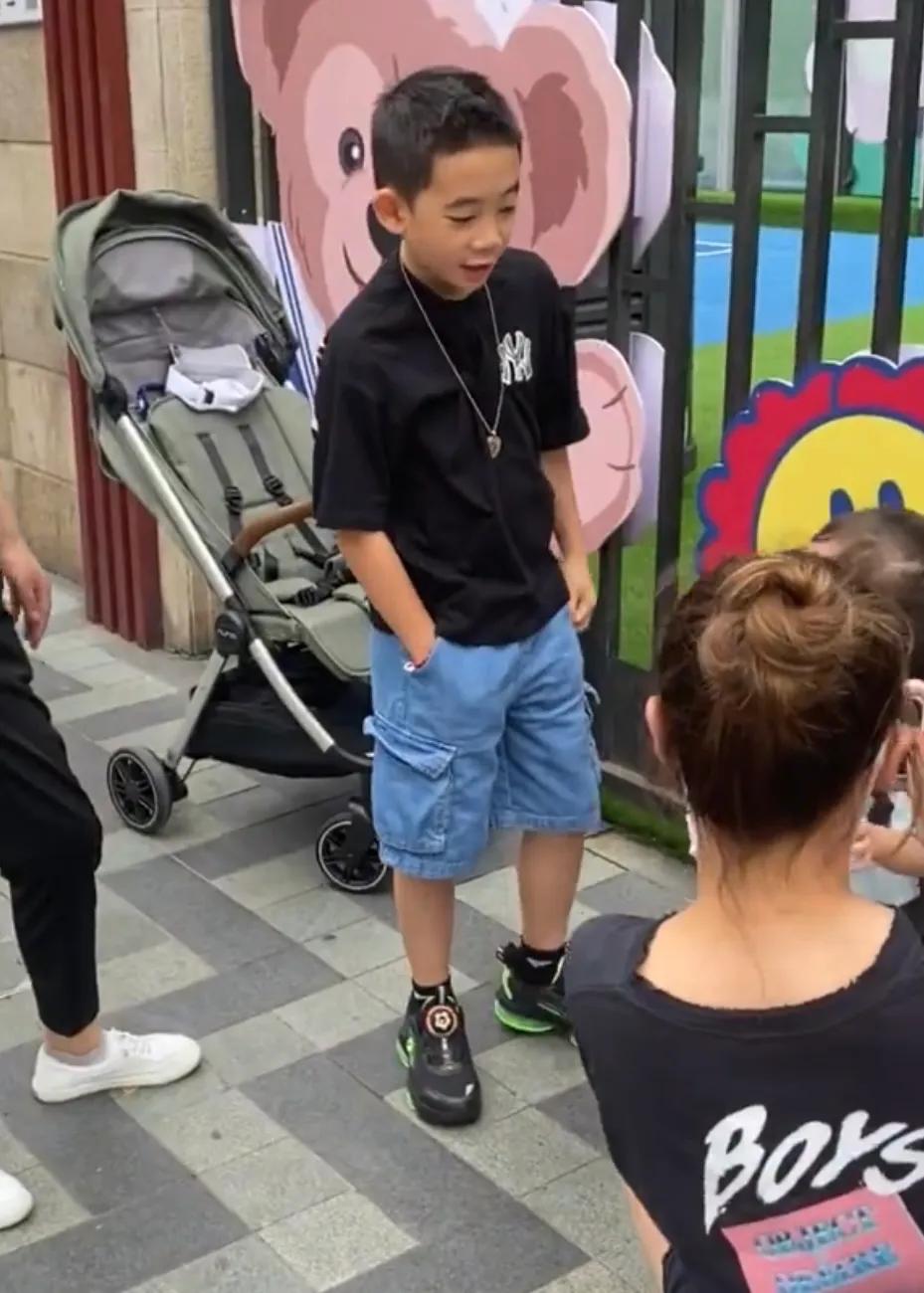 应采儿|偶遇应采儿与大儿子接HOHO放学，Jasper一脸宠溺看弟弟和妈妈互动