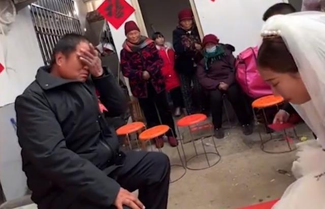 父母坐豪车送女儿出嫁后挤公交车回家,我想他们的女儿一定很心疼