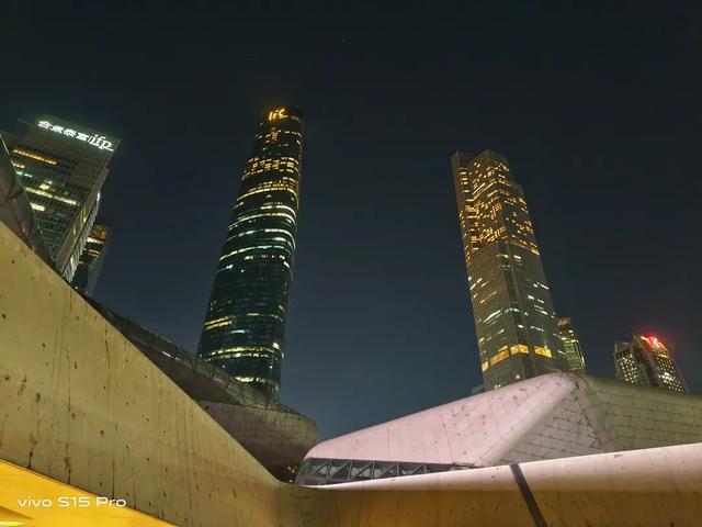 你知道,2000 元价位的中端手机,谁卖得最好吗?