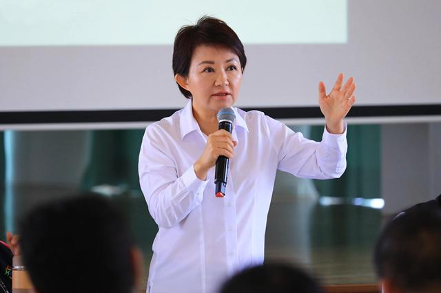 台中市最新民调:“蓝营一姐”碾压民进党对手!网友调侃“干脆蔡英文上吧”