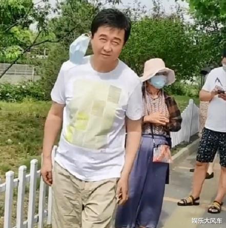 王心凌|56岁付笛声排长队做核酸,打扮帅气步伐矫健无人识,被评像小伙