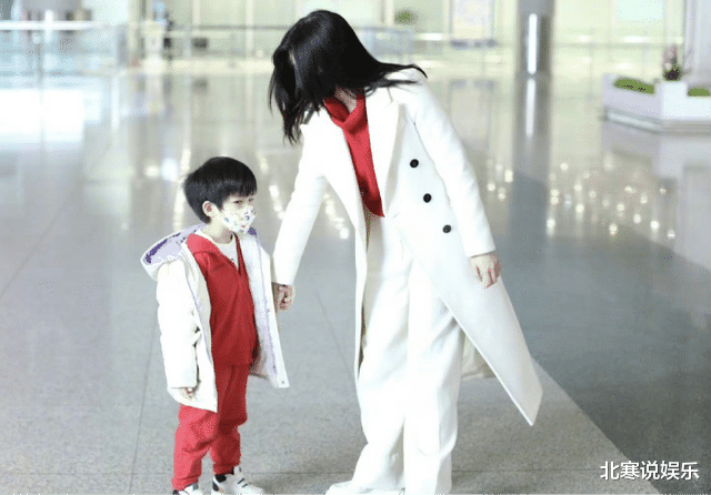 陈妍希|陈妍希带5岁儿子现身机场,两人身穿亲子装,画风超有爱