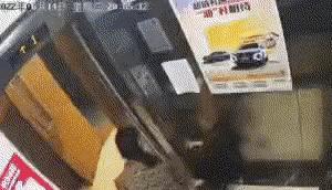 2岁幼儿电梯坠亡后母亲一度自杀,保姆故意的?孩子有翻墙绝技?