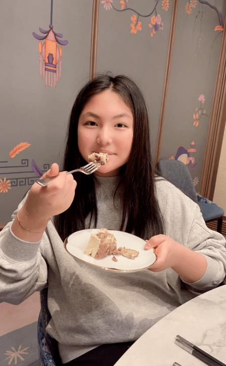 李湘|李湘与男友新房疑似曝光,晒出与女儿王诗龄合影,豪宅内景曝光