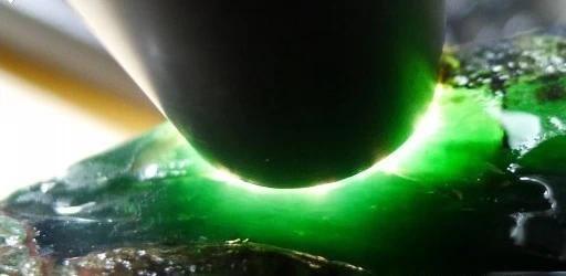 翡翠|13种翡翠原石灯下现原形