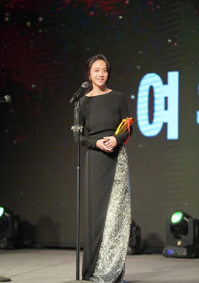汤唯|汤唯凭借《分手的决心》入选韩国年度最优秀艺术家名单，实至名归