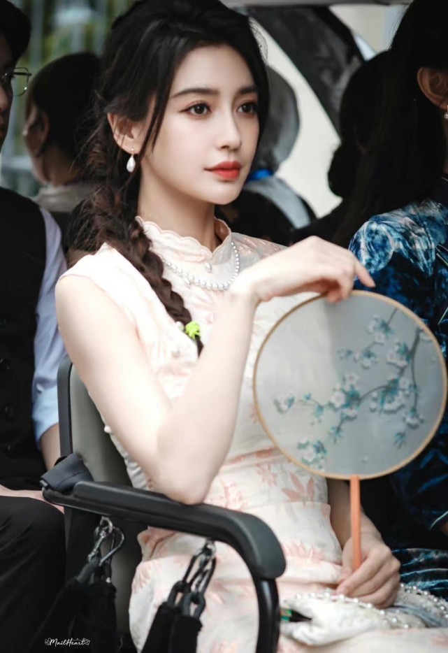 赵今麦|Baby不愧是颜霸!新路透穿紧身开叉旗袍美成民国小娇妻,离婚后绝美