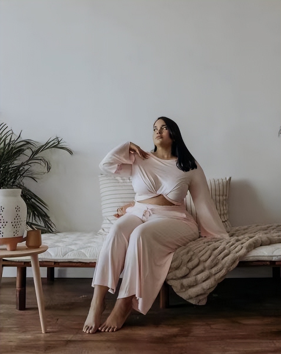 胖也可以很美！她154斤和瘦闺蜜穿同样的衣服，同样很惊艳