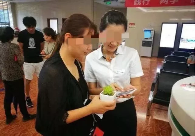 四川泸州,曲女士去存钱发现余额只剩32块,银行:在澳洲消费13笔