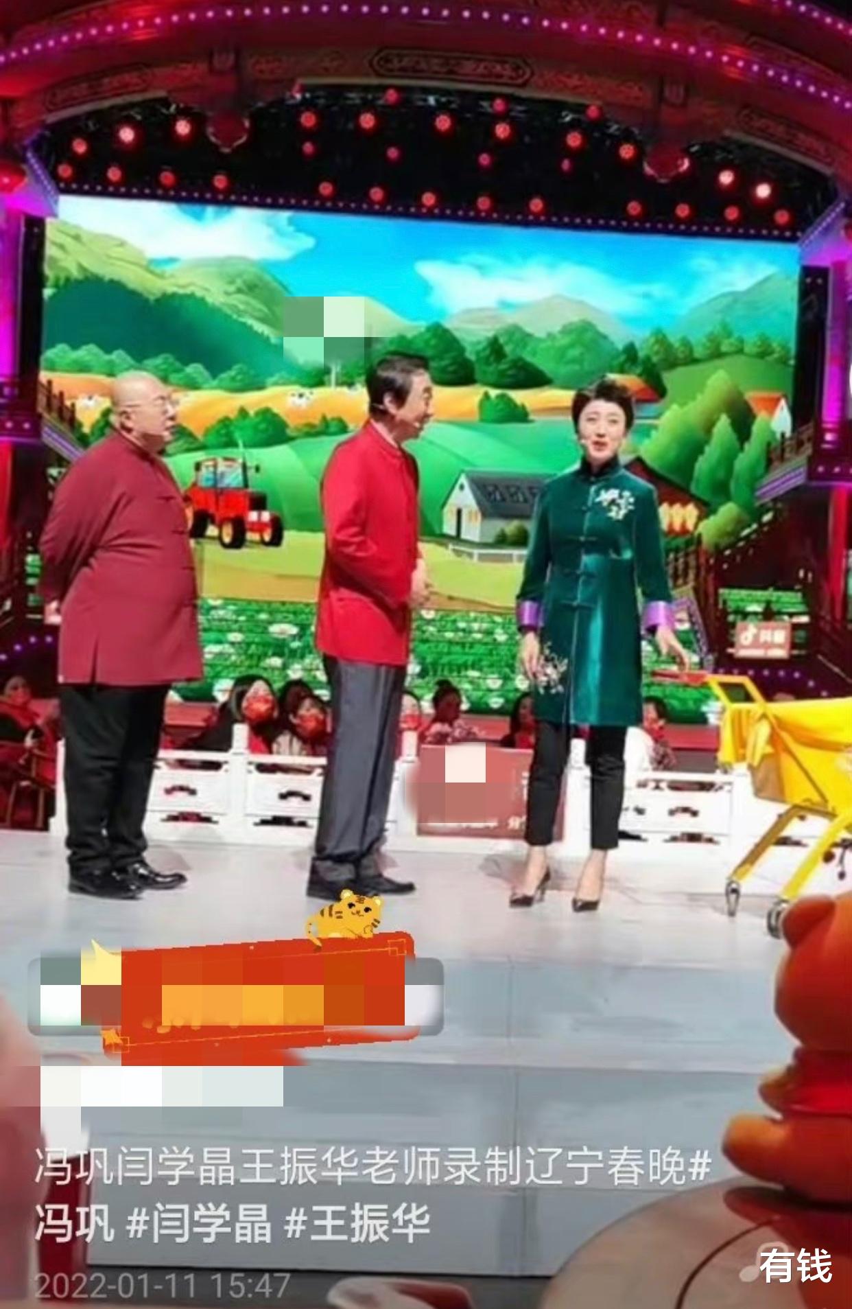 小泡芙|64岁冯巩大雪天遛狗，首度回应不加盟央视春晚，将在仨地方台亮相