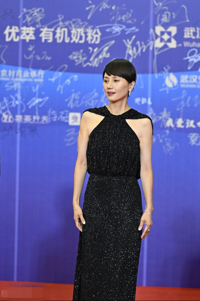 张小斐|百花奖红毯:谭卓高贵张小斐穿跆拳道服拉垮颜值 徐娇关晓彤撞衫有人黑脸失体面