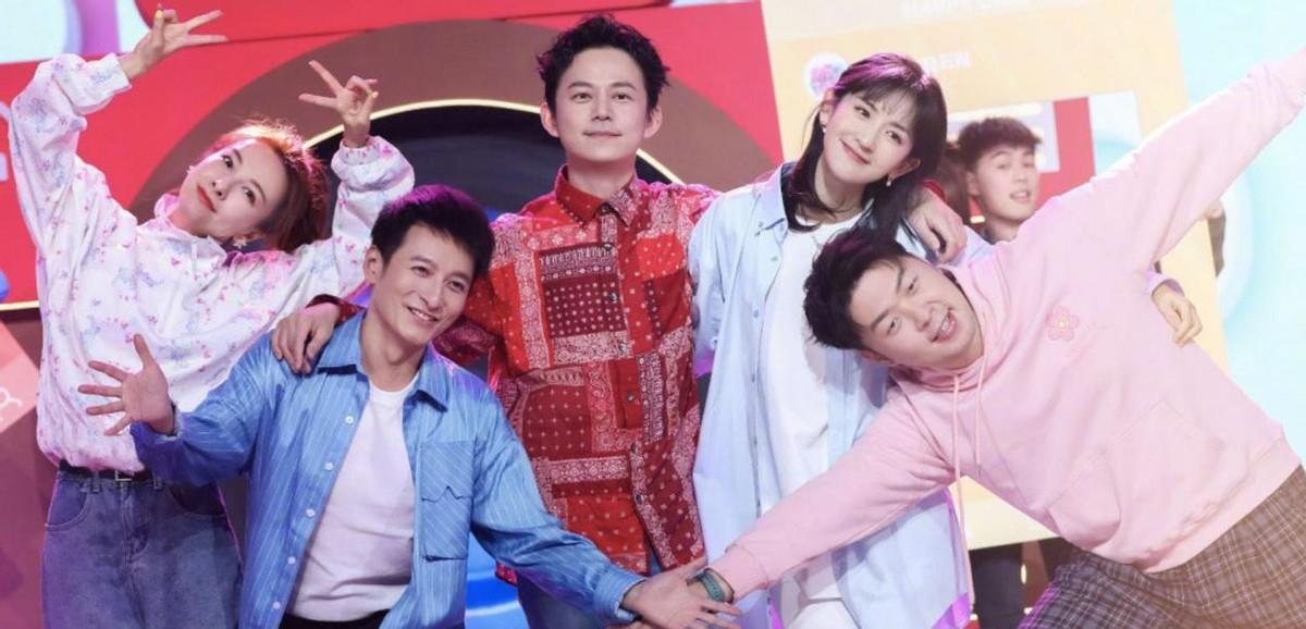 主持人|7位过气的主持有多卑微？蹭热度、接商演，有人还摆地摊卖猪肉