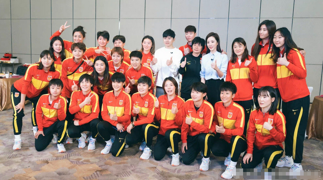 林志颖|央视李思思采访中国女足！张杰当众惊喜献唱，队员手舞足蹈好兴奋