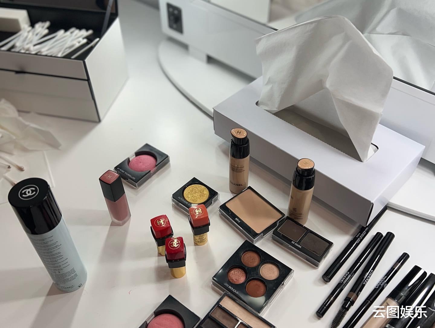 甘比|甘比14岁女儿近照!穿近3万元外套吃鱼子酱,名牌化妆品摆一桌