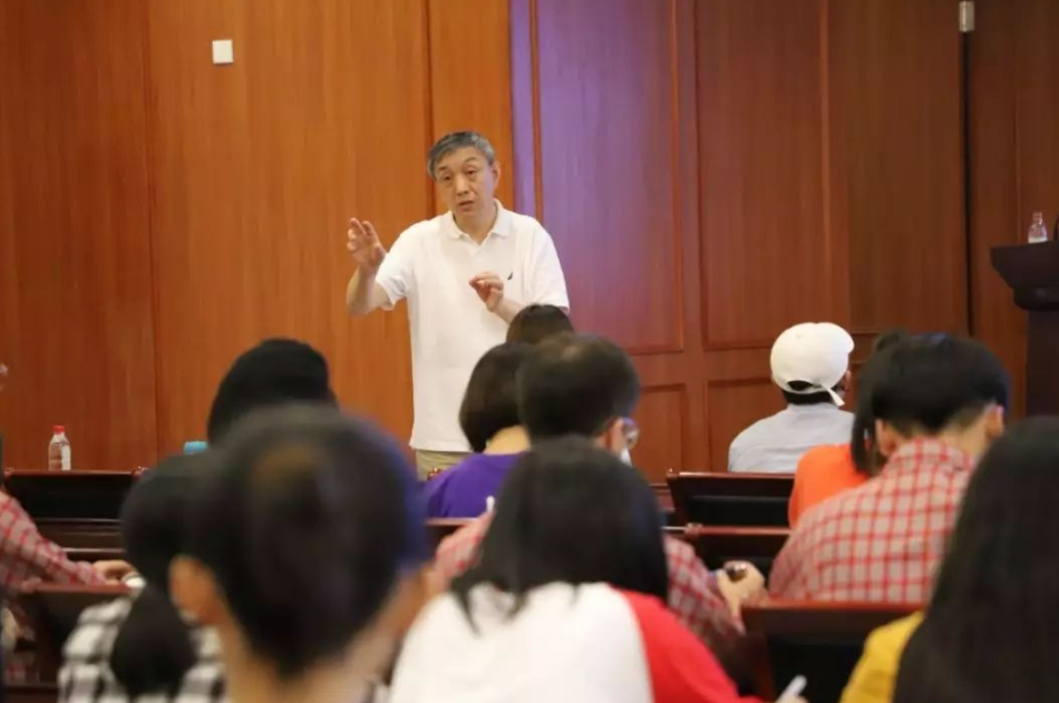 教师|阜师大一英语教授火了，肢体语言夸张丰富，学生要被“萌化”了