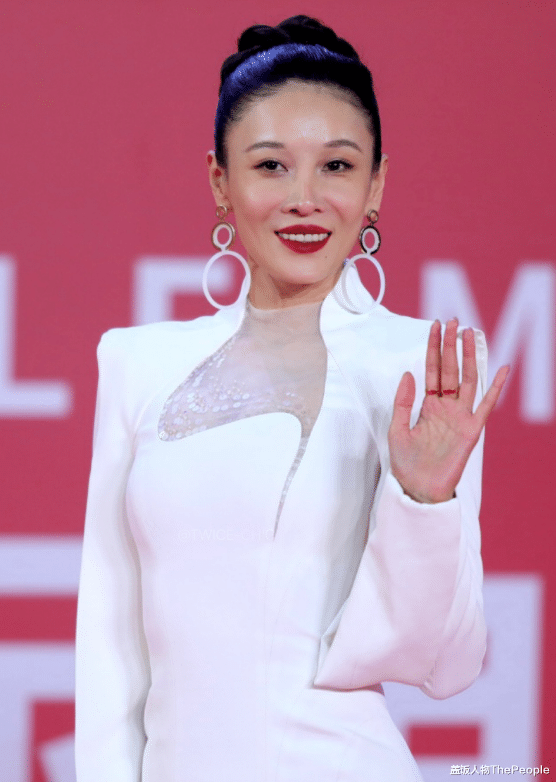 洪欣 又见红毯!袁姗姗现“发光眼屎”,富大龙罕露面,洪欣夫妇秀恩爱