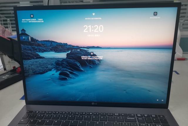 2022款LGgram笔记本电脑，17英寸长续航设计，只有1.35kg那么轻
