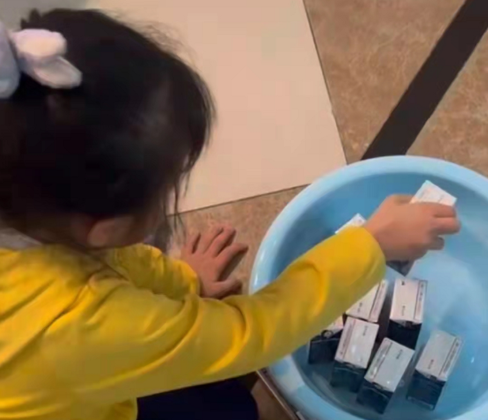 张萌|张萌全家为防疫人员送温暖,女儿用脸盆热牛奶亲自送,却意外遭批