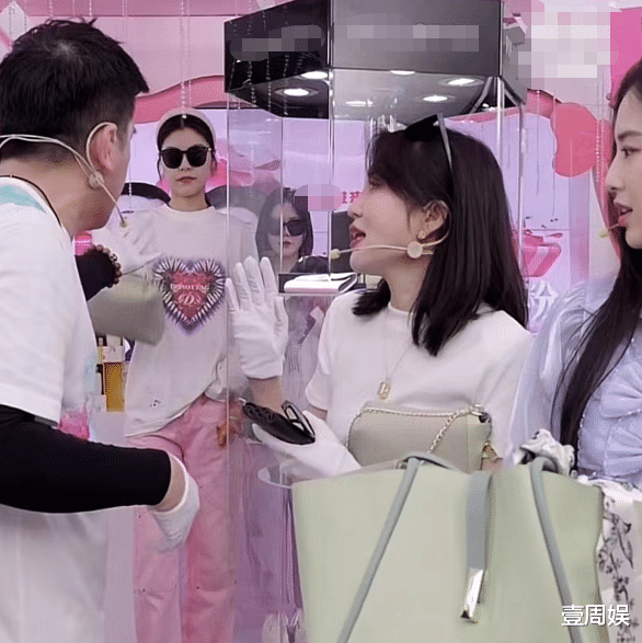 黄圣依|杨子直播面红耳赤脑袋冒汗,表演欲溢出屏幕,黄圣依在旁边偷笑