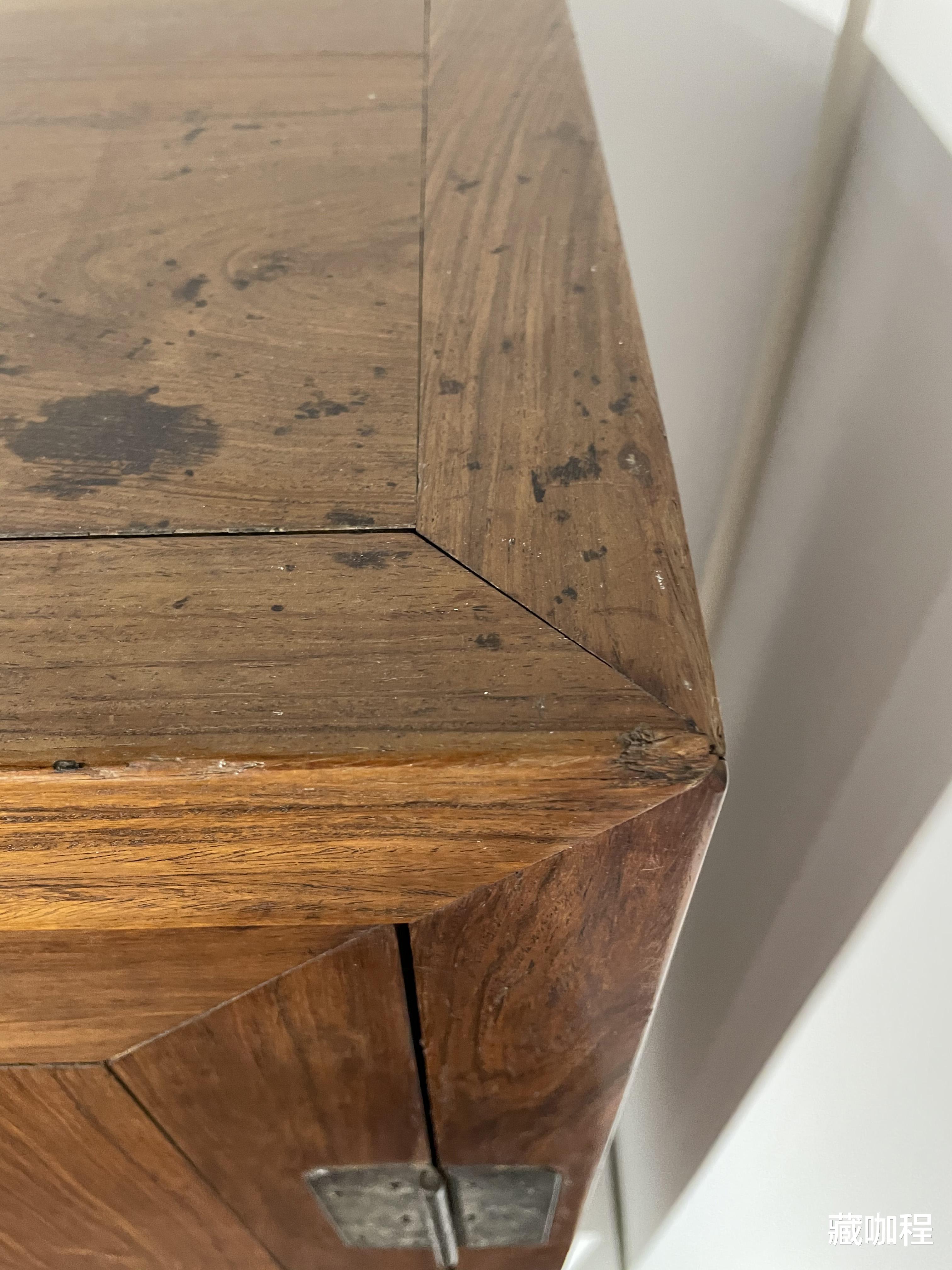 |顶面抹头一分为二，黄花梨方角柜不循规蹈矩