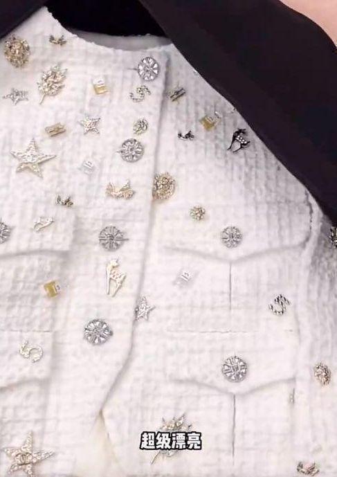 王思聪|王思聪三亚骑马画面曝光,含胸驼背头发还凌乱,身边还有美女陪伴