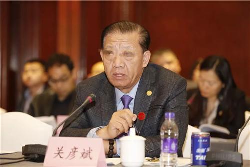 葵花药业老总杀妻案:看上秘书生下龙凤胎,砍前妻4刀后自杀未遂
