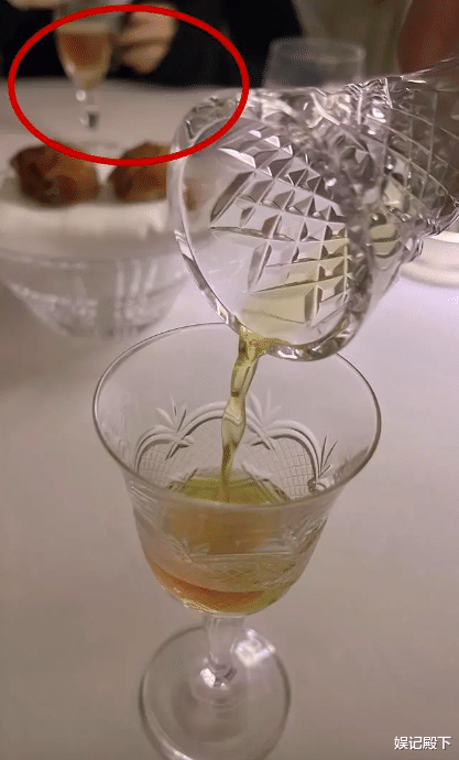 李湘|李湘炫富到病态，吃个饭便觉高人一等，对着服务员的脸狂拍！