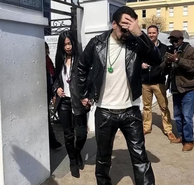 尼古拉斯·凯奇|尼古拉斯:19岁爱上同学奶奶,败光10亿后,晚年娶小30岁日裔娇妻