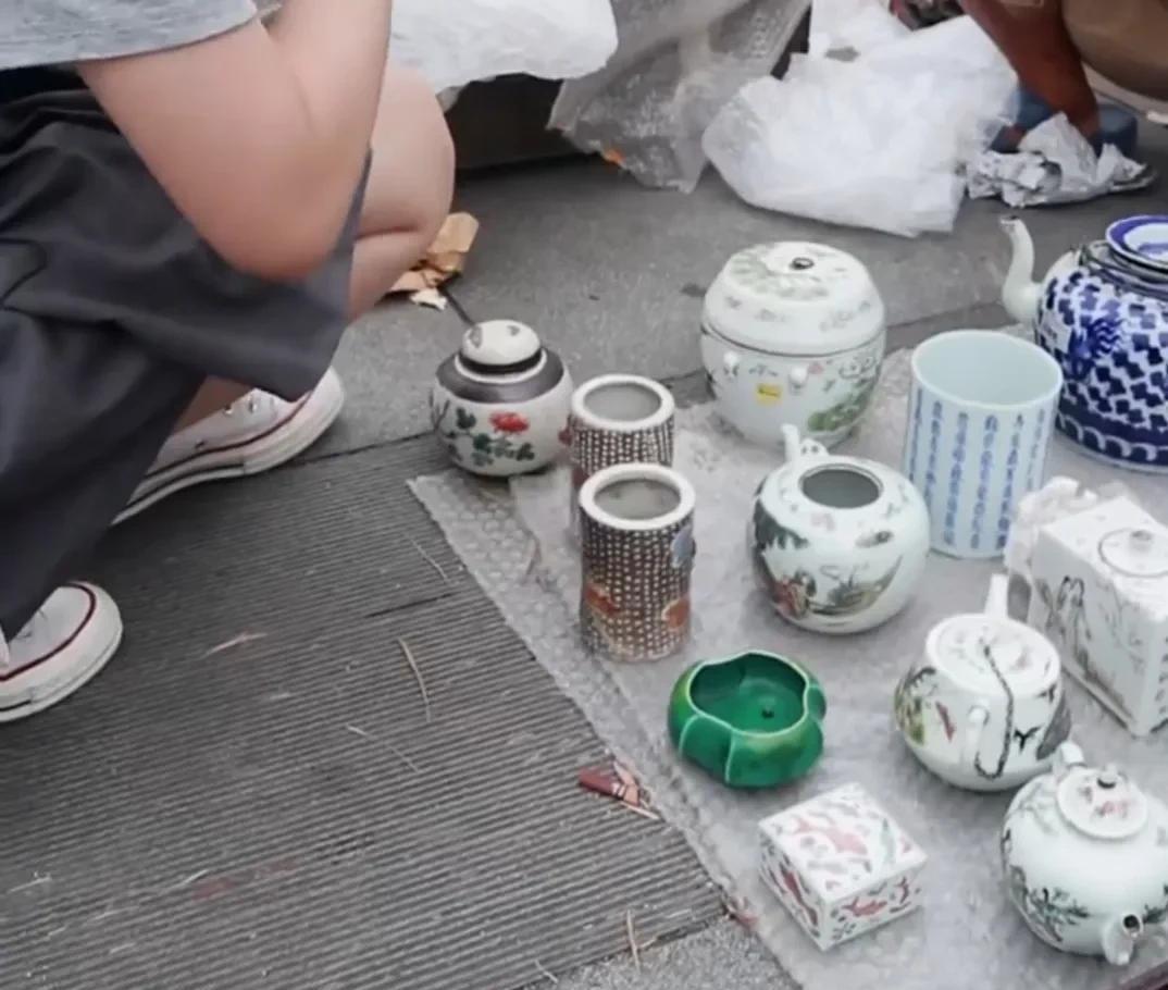 女子喜欢古董,花3100块在地摊上买下瓷粥罐,成交后老板就收摊了